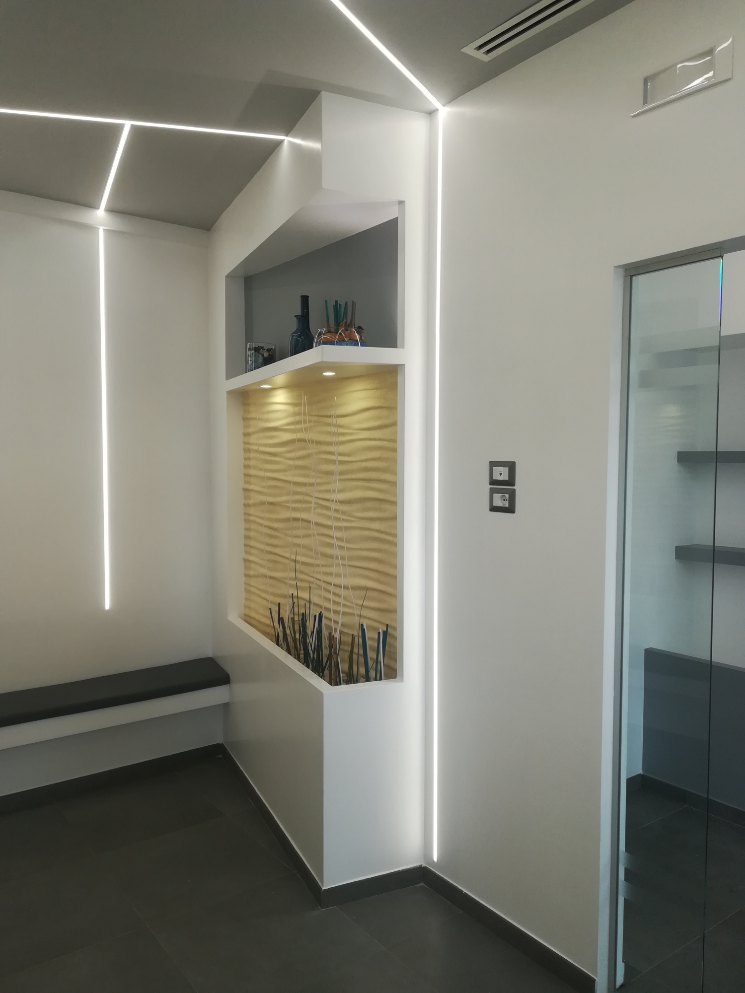 Sala d'attesa - studio odontoiatrico progetto - Architetto - Led - soffitto in cartongesso